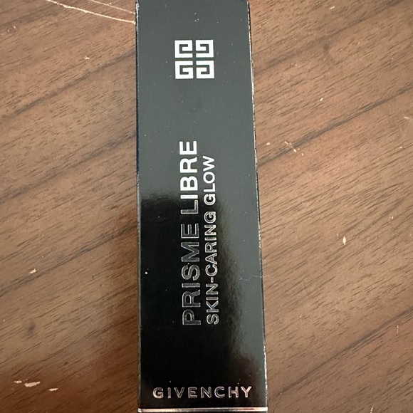 Prisme Libre skin caring glow foundation by Givenchy- Brand new - Picture 2 of 8